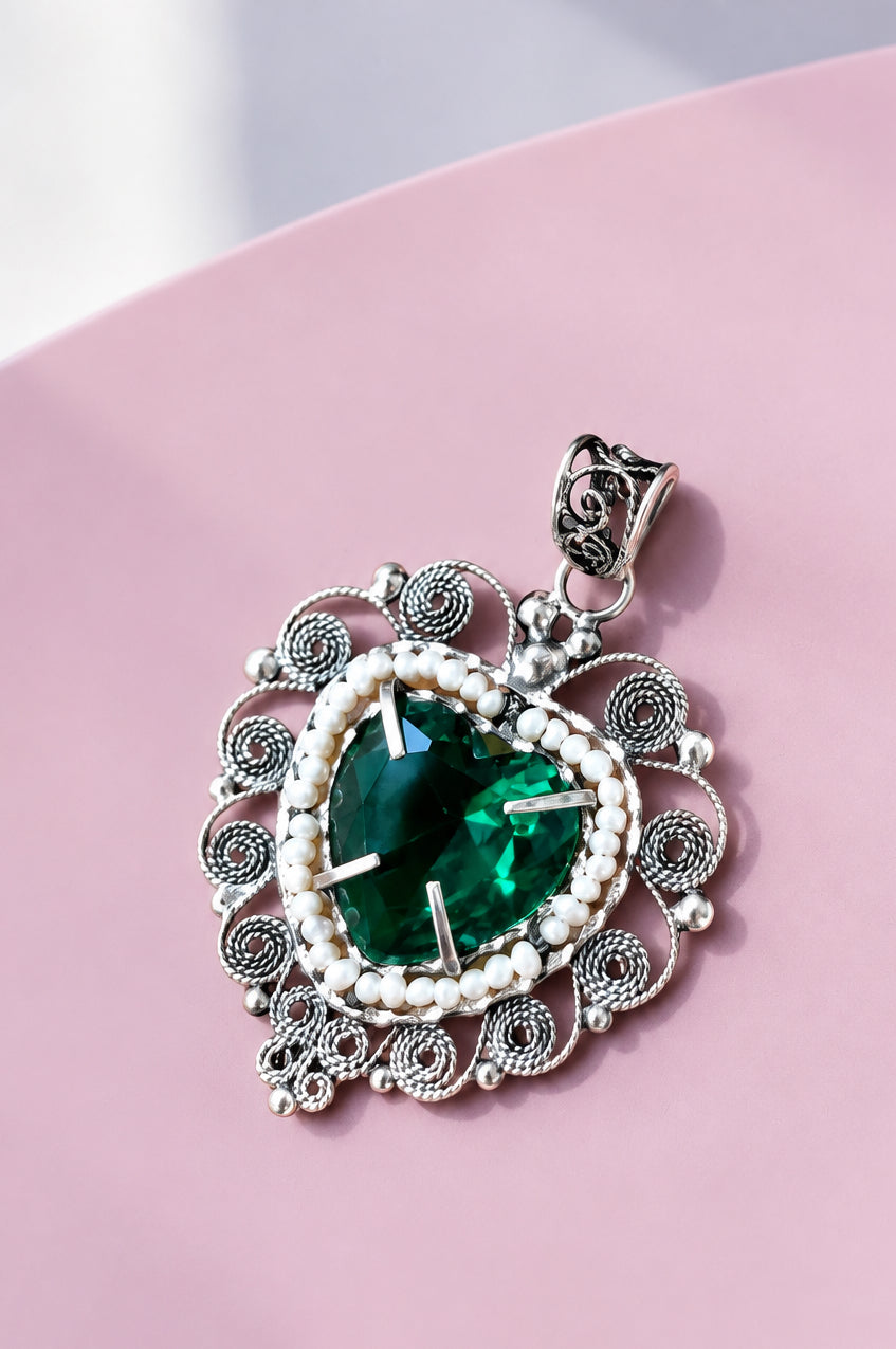 Dije corazón filigrana verde con perlas naturales