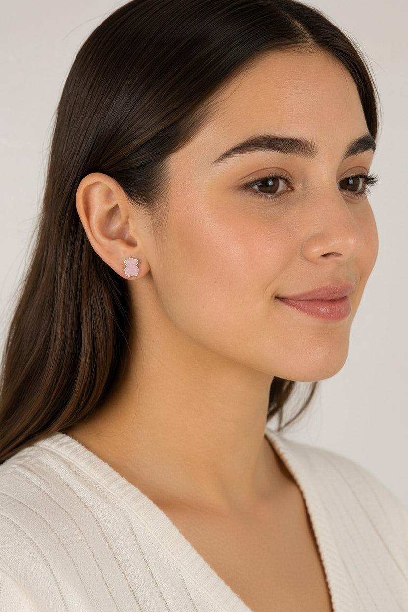 Aretitos inspirado 1.1  oso plata .925 con baño de rodio y cuarzo rosa
